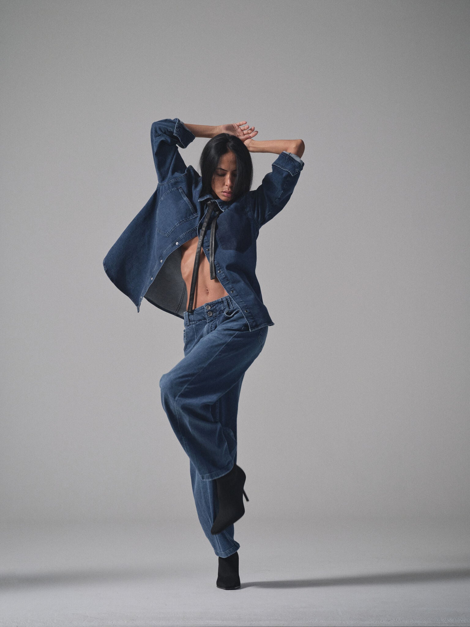 Modelshot / Dark Blue Denim / Detail